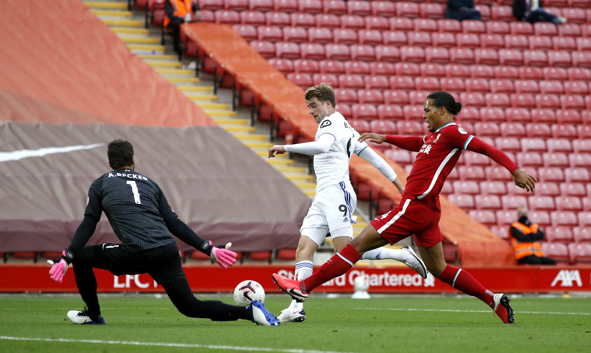 凭借连续两 凭借连续两